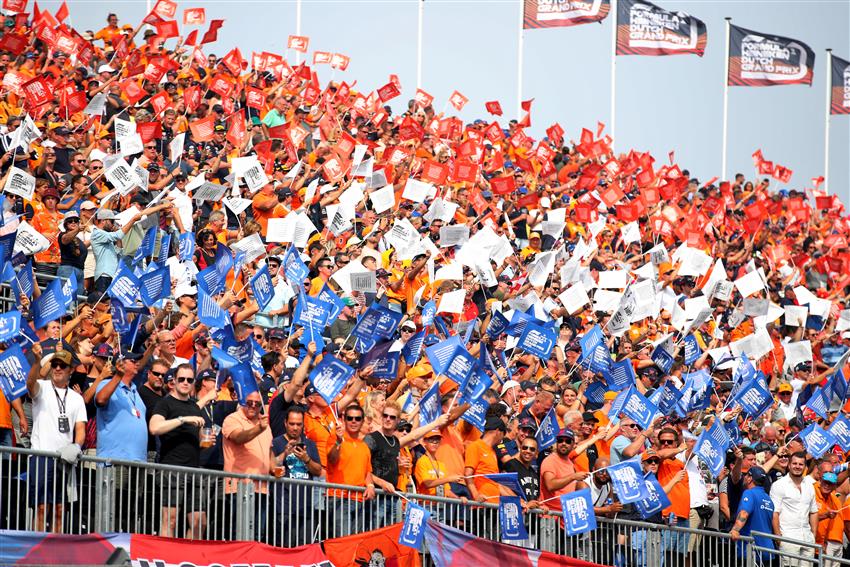 Dutch fans making flags